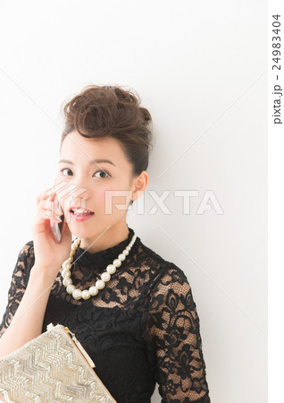パーティースタイルの20代女性 24983404