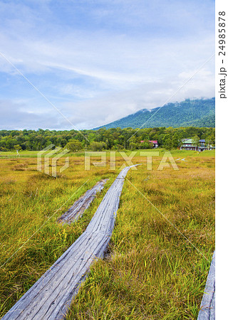 見晴からの燧ヶ岳と山荘 見晴からの燧ヶ岳と山荘 24985878