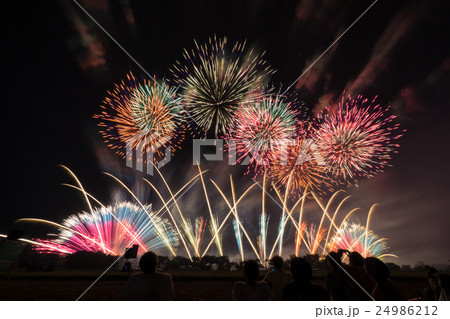 花火 スターマイン Fireworksの写真素材