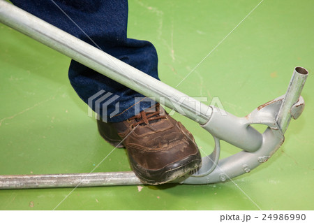 Bending a tube using an special tool Bending a tube using an special tool 24986990