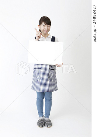 ホワイトボードを持つエプロン姿の女性　 24993427