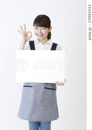 ホワイトボードを持つエプロン姿の女性 ホワイトボードを持つエプロン姿の女性 24993433