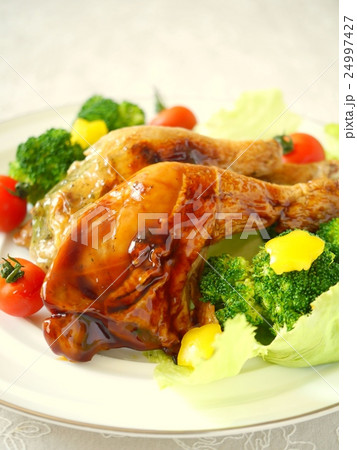 照り焼き&バジルソースのローストチキン (縦位置ハイアングル) 照り焼き&バジルソースのローストチキン (縦位置ハイアングル) 24997427