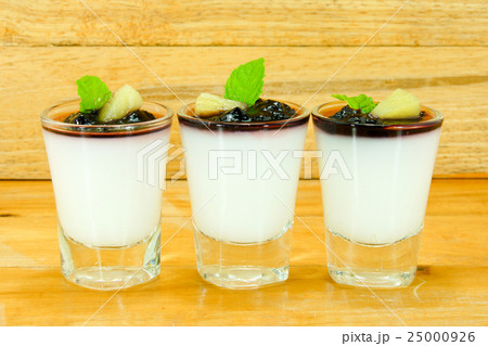 Jelly Pudding and Fruit cocktail. 25000926