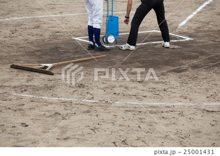 野球場のグラウンド整備の写真素材