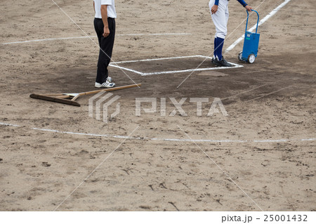 野球場のグラウンド整備 25001432