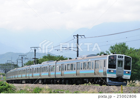 霞む南アルプスを見ながら中央線を行く211系普通電車 25002806