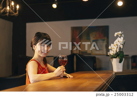 バーで飲む女性 25003312
