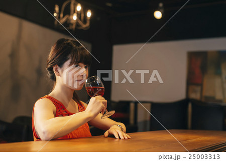 バーで飲む女性 25003313