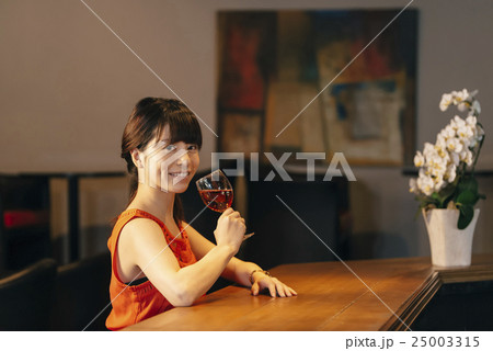 バーで飲む女性 25003315