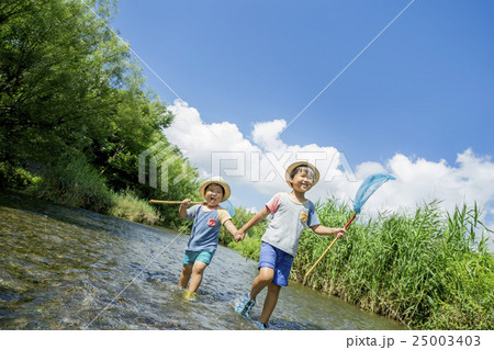 小川で遊ぶ兄弟 小川で遊ぶ兄弟 25003403
