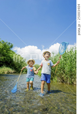 小川で遊ぶ兄弟 小川で遊ぶ兄弟 25003404