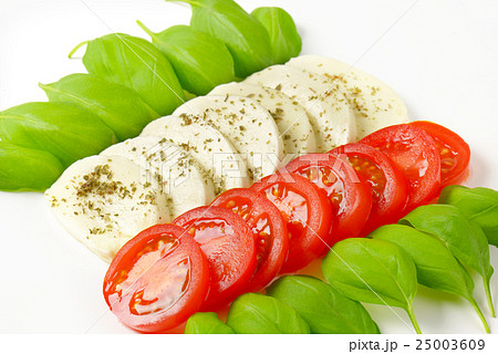 mozzarella, tomatoes and fresh basil mozzarella, tomatoes and fresh basil 25003609