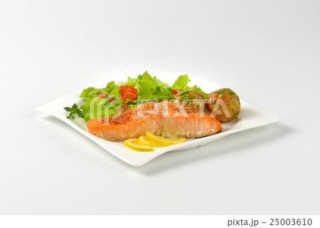 salmon fillet with roasted potatoes 25003610