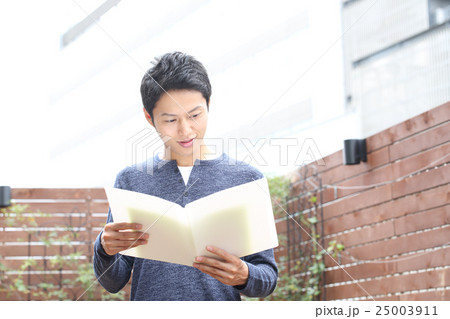 ファイルを見る男性 25003911