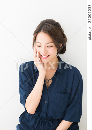 紺のブラウスを着た20代女性 紺のブラウスを着た20代女性 25005058