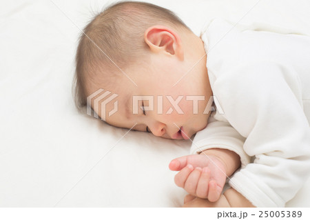 お昼寝する赤ちゃん お昼寝する赤ちゃん 25005389