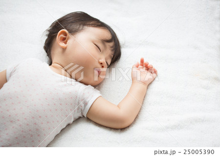 お昼寝する赤ちゃん 25005390