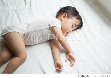 お昼寝する赤ちゃん 25005391