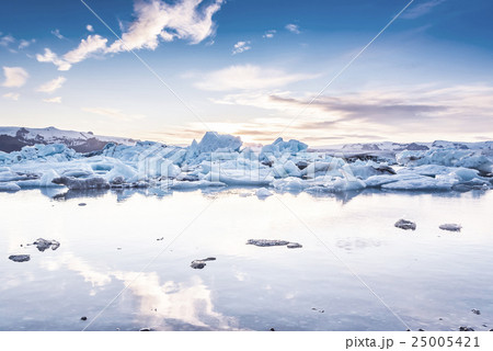 Scenic view of icebergs in glacier lagoon, Iceland 25005421