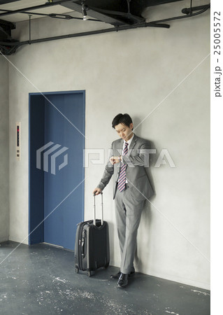 キャリーケースを持つビジネスマン 25005572