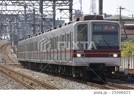 朝ラッシュを終え回送される東武20000系 25006025