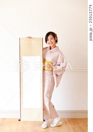 着物女性と掛け軸 着物女性と掛け軸 25013774