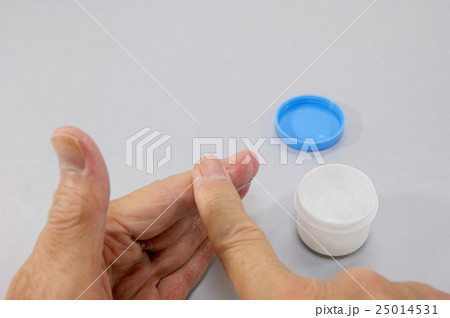 手にクリームを塗る様 25014531