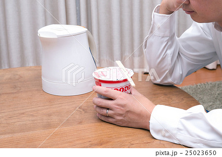 単身赴任 食事イメージ（カップラーメン） 25023650
