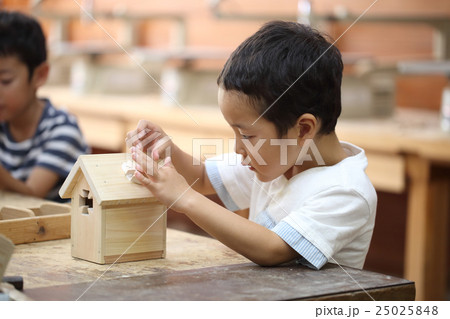 木工体験をするこども 25025848