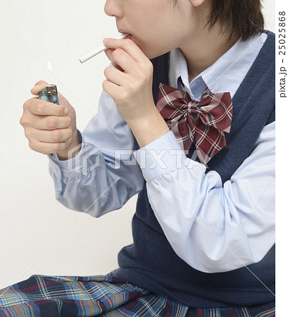 タバコを吸う未成年の写真素材