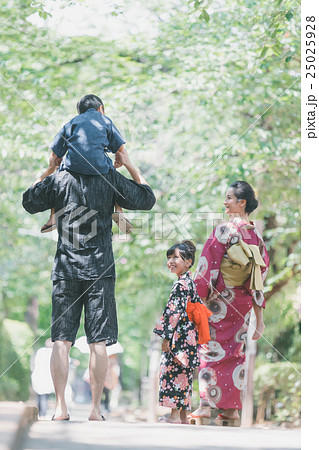 Yukata (an informal cotton kimono) 25025928