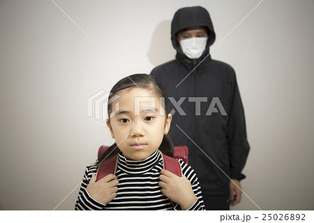 不審者と小学生の女の子 犯罪イメージ  不審者と小学生の女の子 犯罪イメージ  25026892