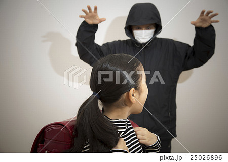 ロリコン小学生 不審者と小学生の女の子 犯罪イメージ の写真素材 [25026896] - PIXTA