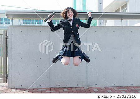 女子高生、卒業式 25027316