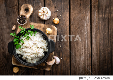 lard with salt and garlic 25032980