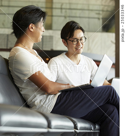 空港で打ち合わせをする男性 25033346
