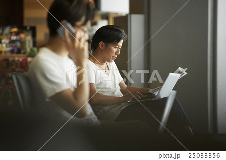 空港で打ち合わせをする男性 25033356