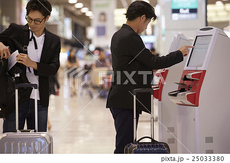 空港で出発を待つ男性 空港で出発を待つ男性 25033380