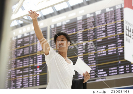 空港で出発を待つ男性 25033443