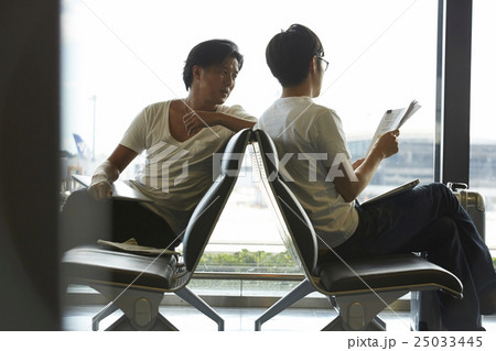 空港で打ち合わせをする男性 空港で打ち合わせをする男性 25033445
