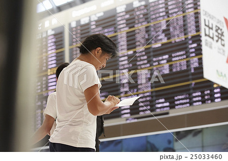 空港で出発を待つ男性 25033460