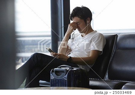 空港で出発を待つ男性 空港で出発を待つ男性 25033469