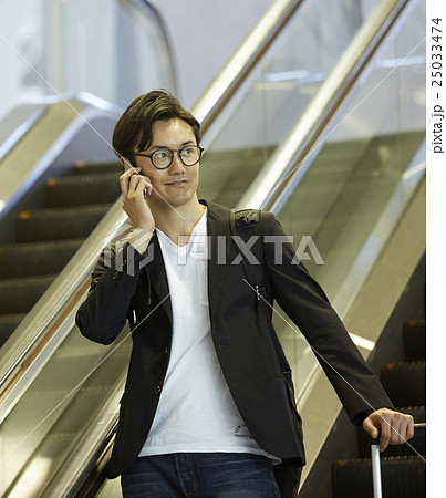 空港で出発を待つ男性 空港で出発を待つ男性 25033474