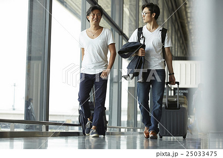 空港内を歩く男性 空港内を歩く男性 25033475