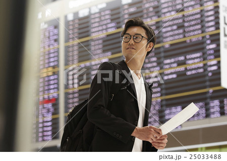空港で出発を待つ男性 空港で出発を待つ男性 25033488