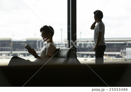 空港で出発を待つ男性 25033489