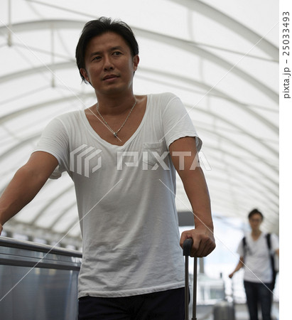 空港で出発を待つ男性 25033493