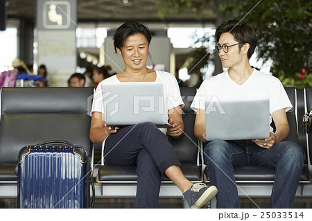 空港で打ち合わせをする男性 25033514