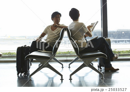 空港で打ち合わせをする男性 空港で打ち合わせをする男性 25033527